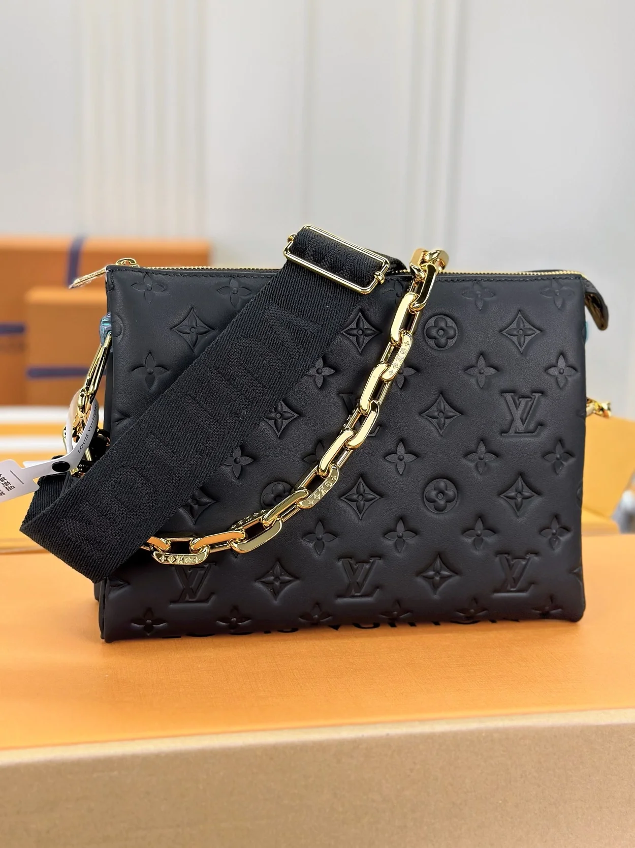 루이비통 쿠상 PM 백 블랙 M21260