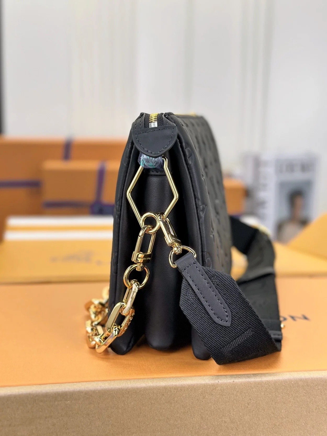 루이비통 쿠상 PM 백 블랙 M21260