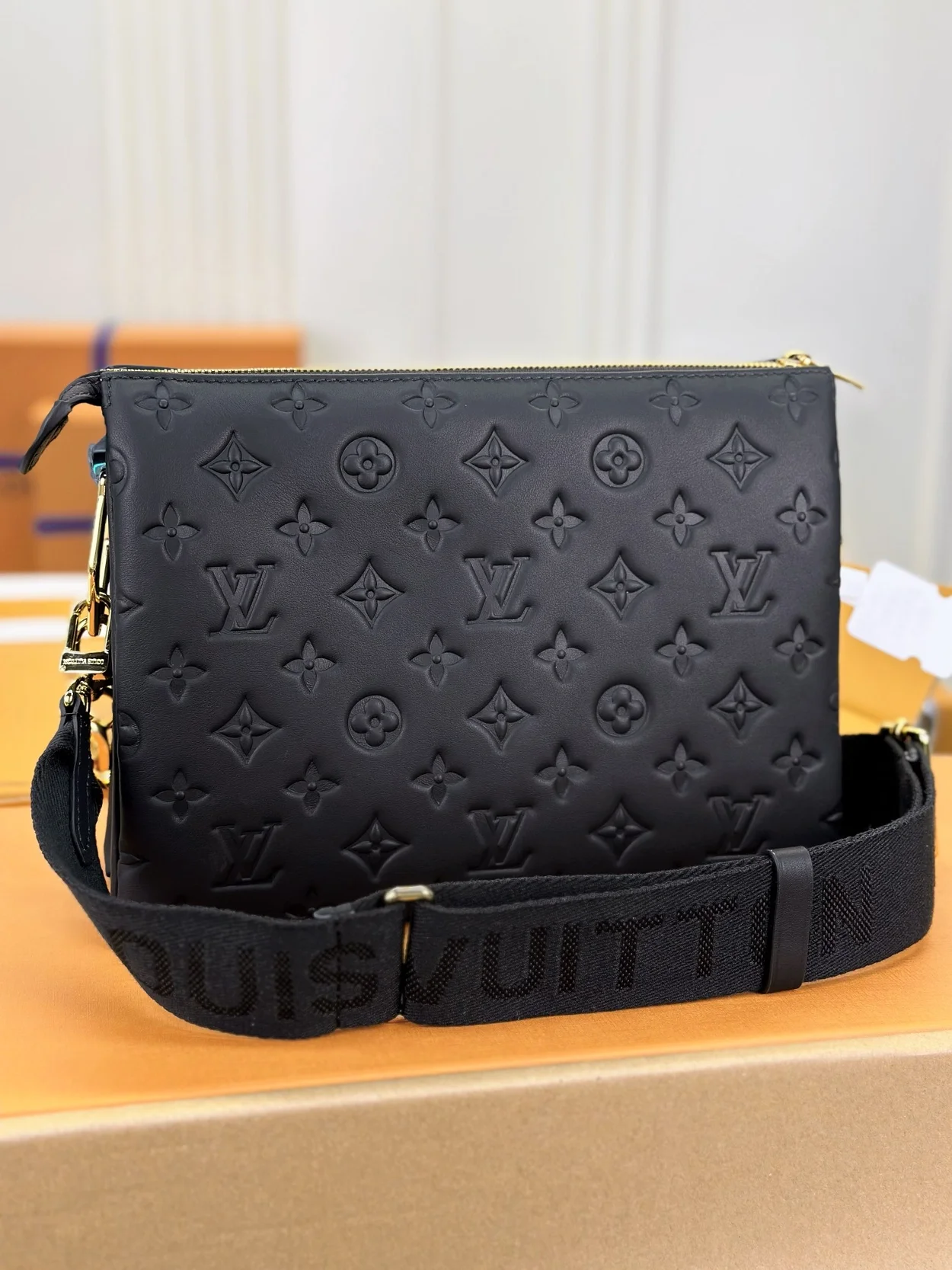 루이비통 쿠상 PM 백 블랙 M21260