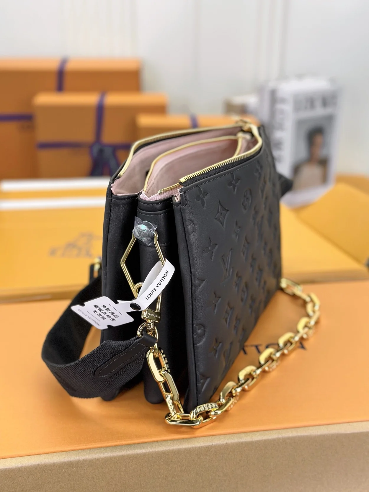 루이비통 쿠상 PM 백 블랙 M21260