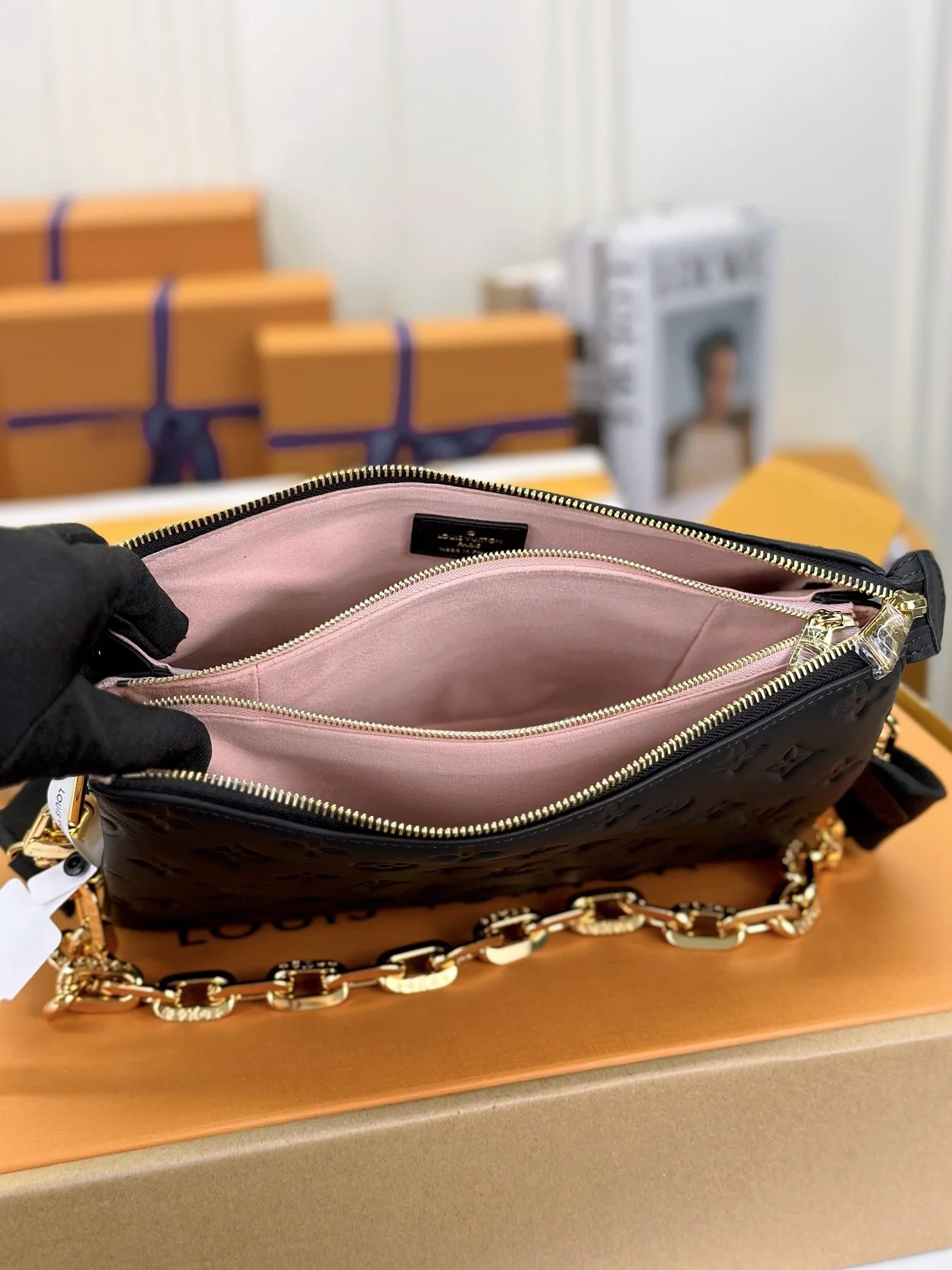 루이비통 쿠상 PM 백 블랙 M21260