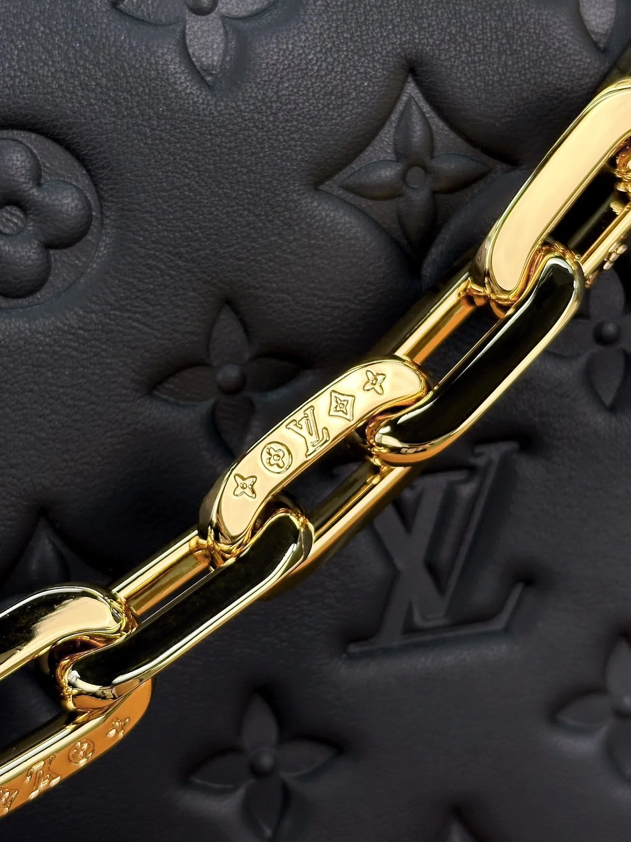 루이비통 쿠상 PM 백 블랙 M21260