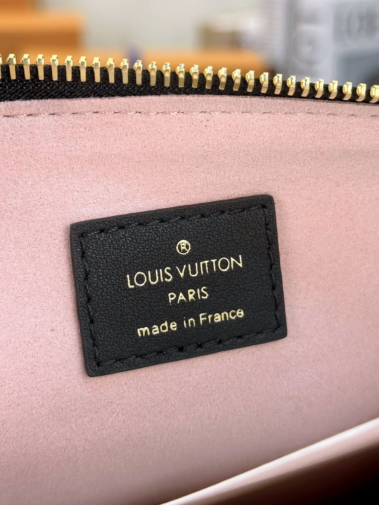 루이비통 쿠상 PM 백 블랙 M21260