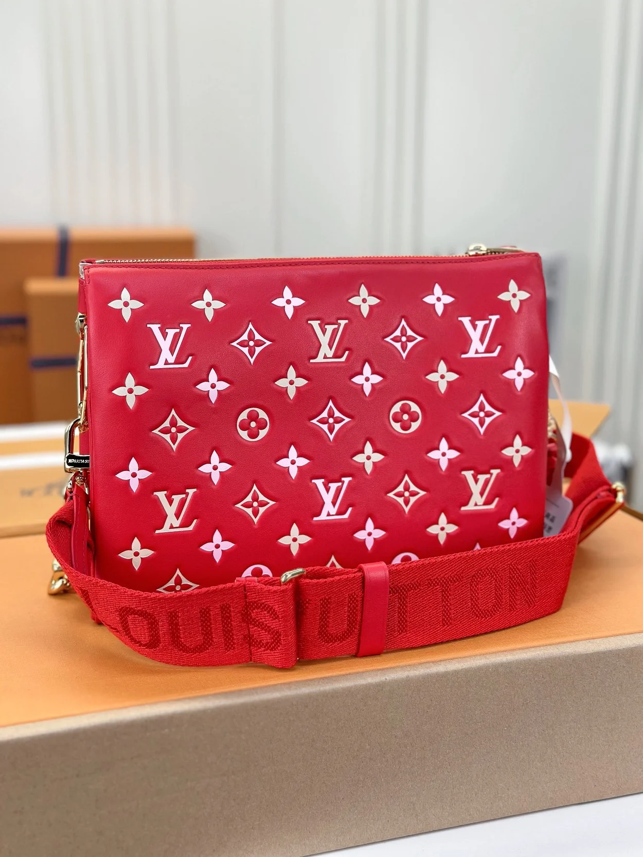 루이비통 쿠상 PM 백 레드 M22397