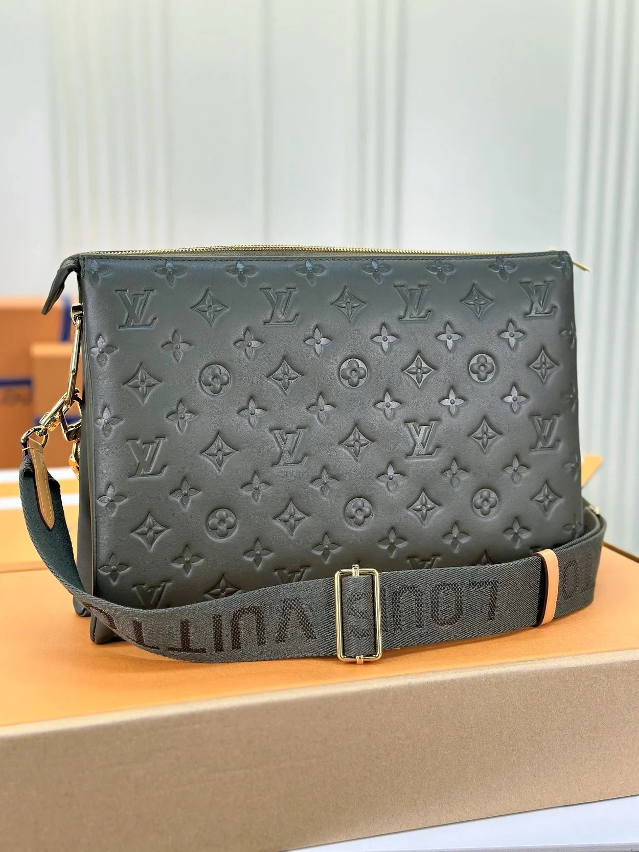 루이비통 쿠상 MM 백 카키 M21281