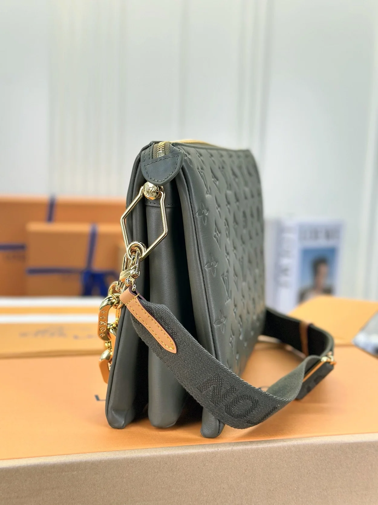 루이비통 쿠상 MM 백 카키 M21281