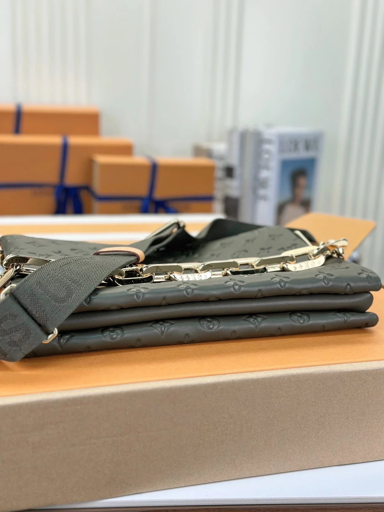 루이비통 쿠상 MM 백 카키 M21281