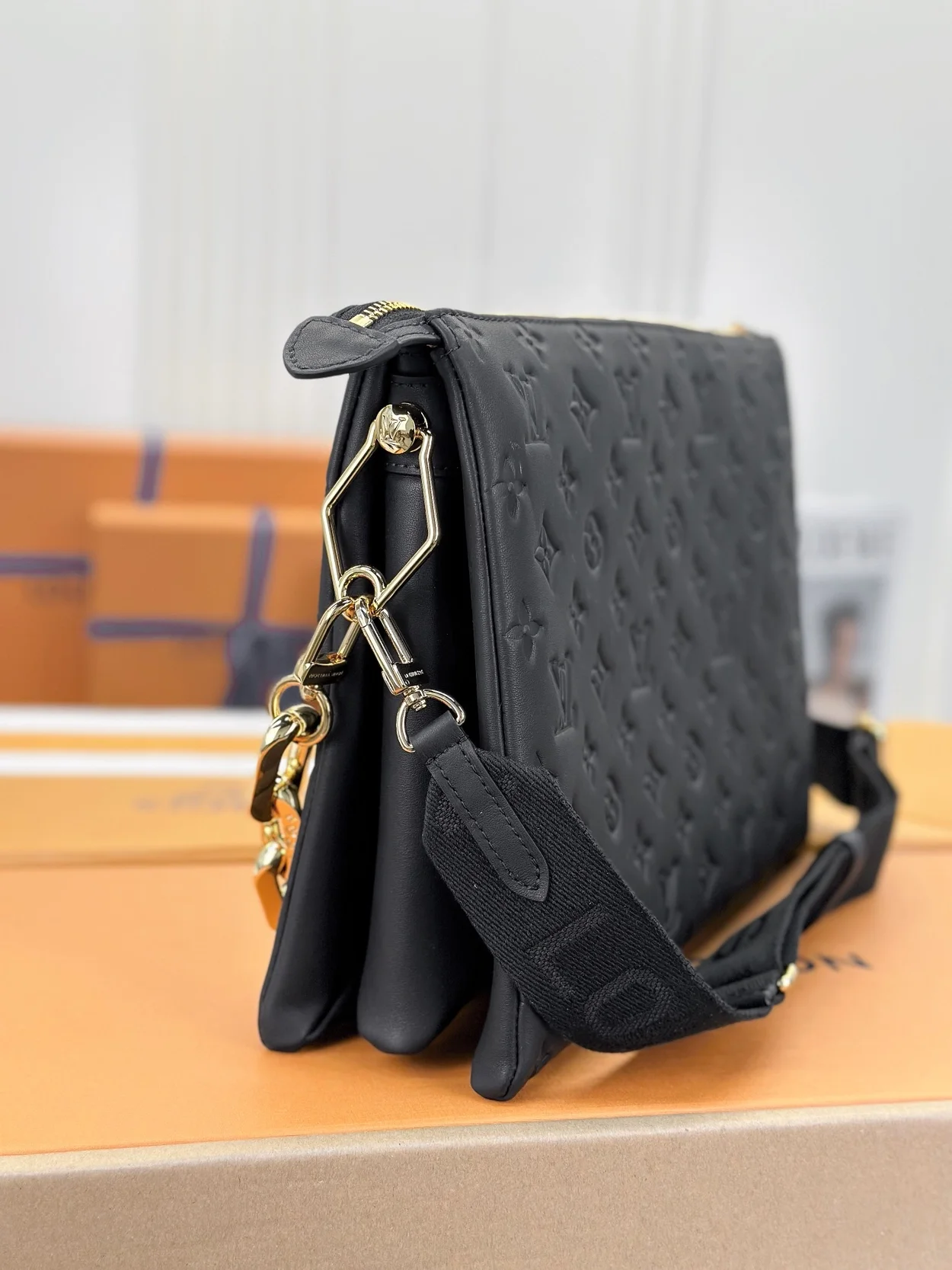 루이비통 쿠상 MM 백 블랙 M21264