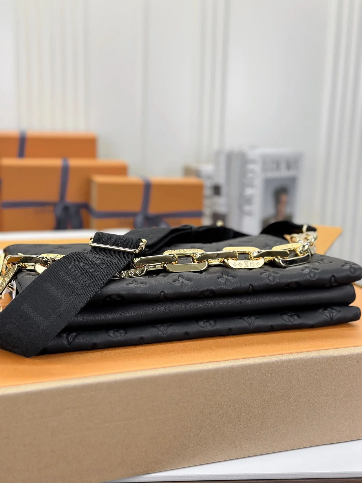 루이비통 쿠상 MM 백 블랙 M21264