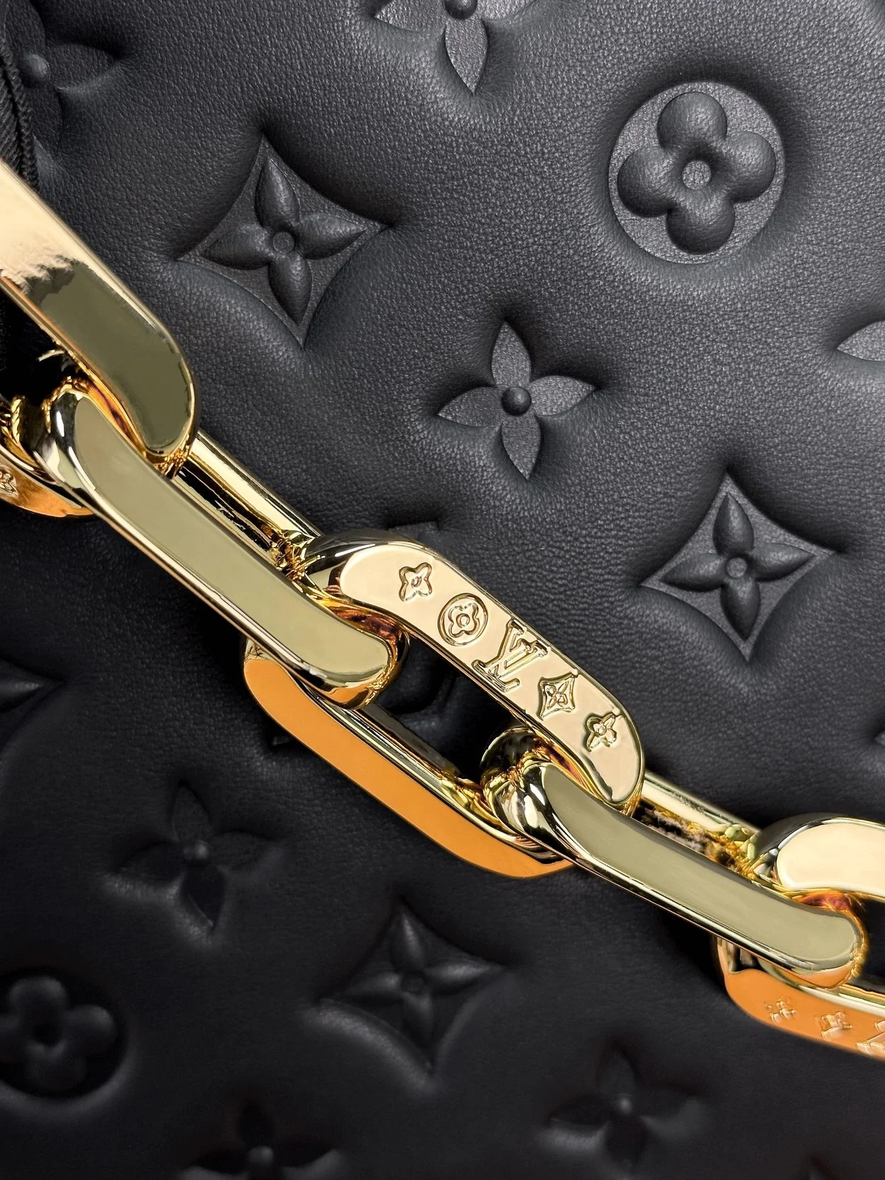 루이비통 쿠상 MM 백 블랙 M21264