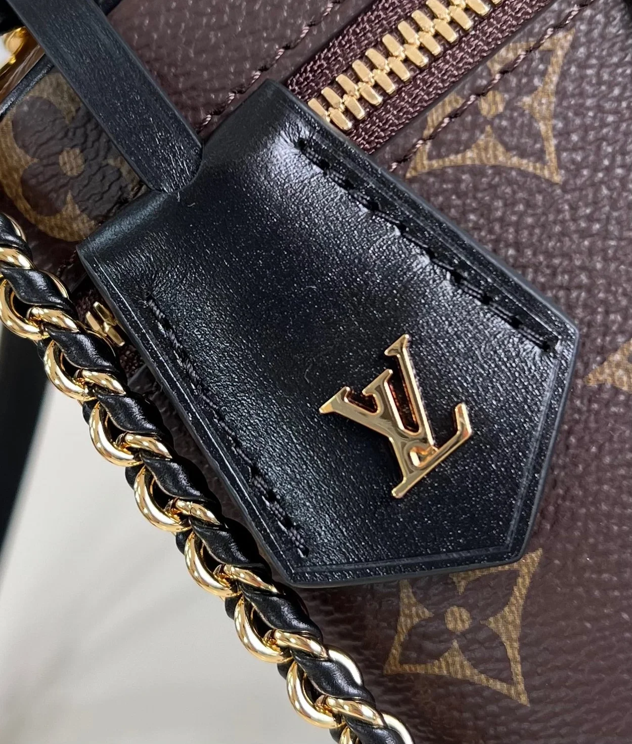 루이비통 배니티 체인 파우치 M47125