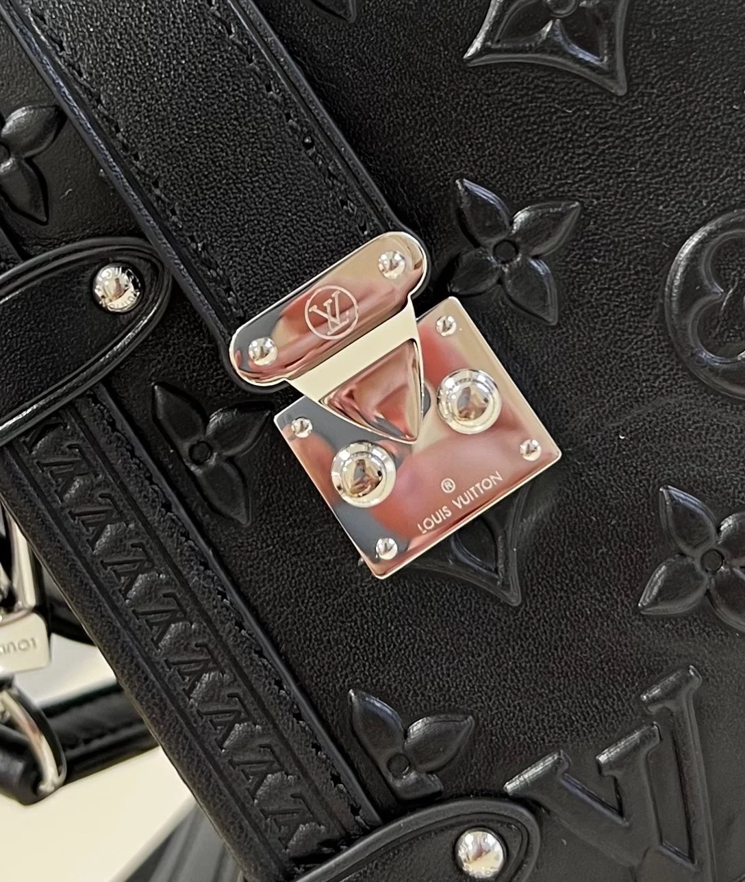 루이비통 모노그램 사이드 트렁크 PM M21709