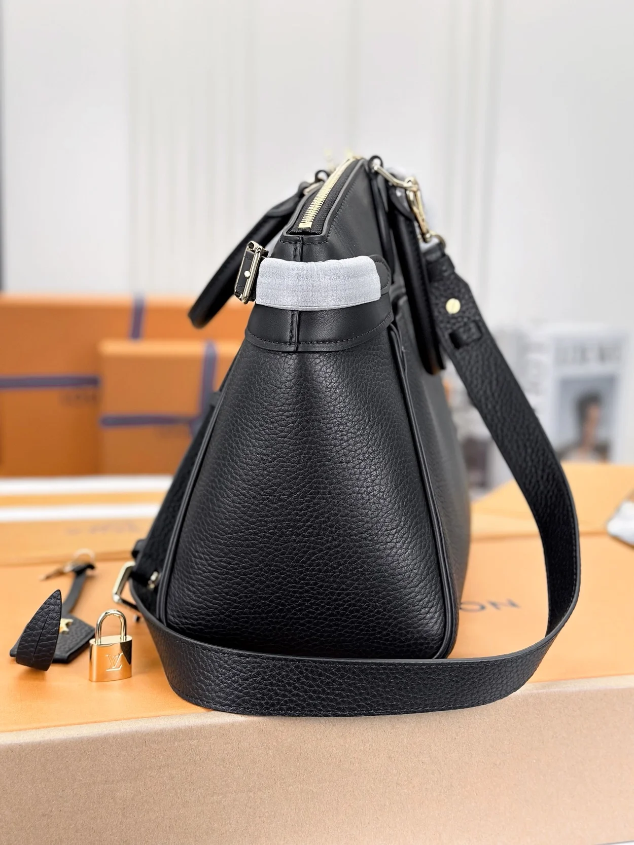 루이비통 락 잇 MM 백 블랙 M22914