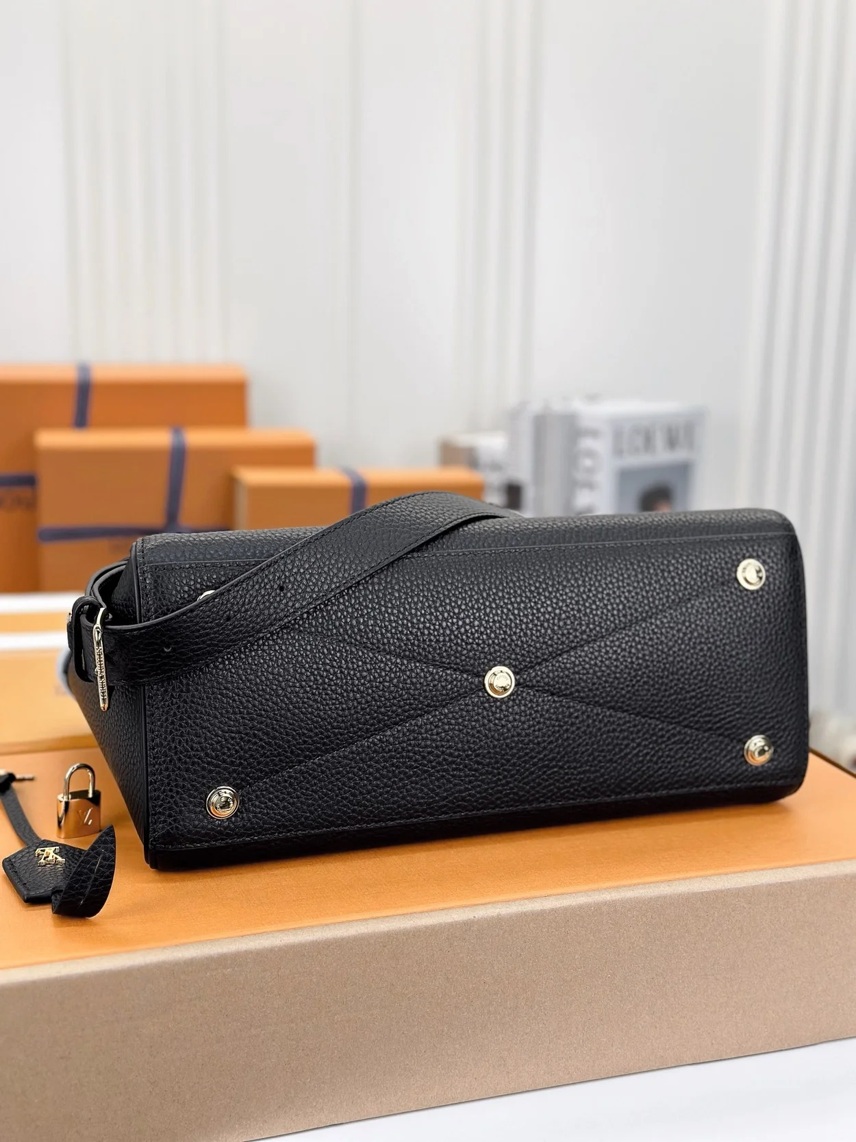 루이비통 락 잇 MM 백 블랙 M22914