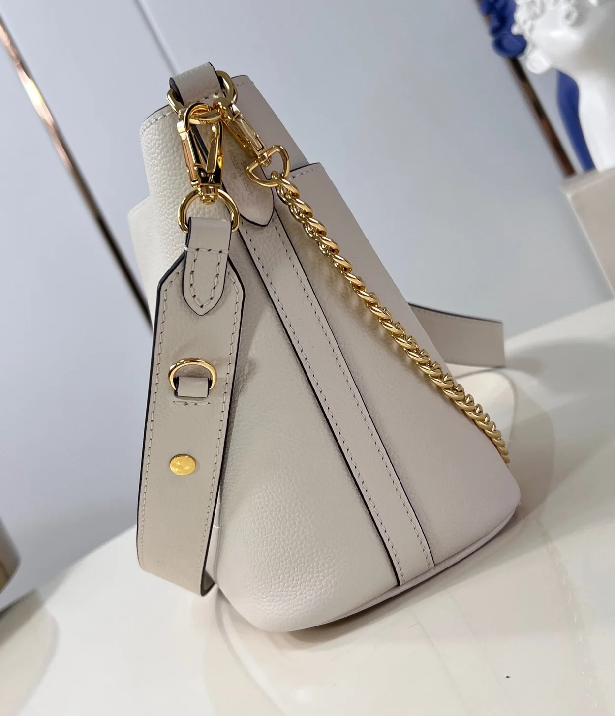 루이비통 락 앤 워크 화이트 백 M24638