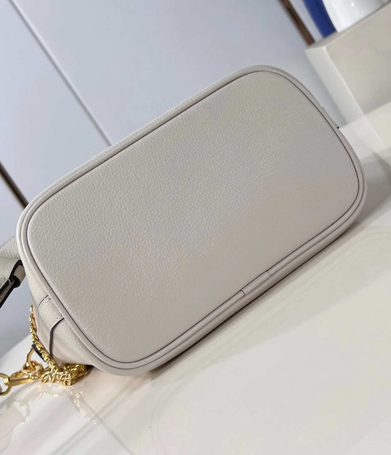 루이비통 락 앤 워크 화이트 백 M24638