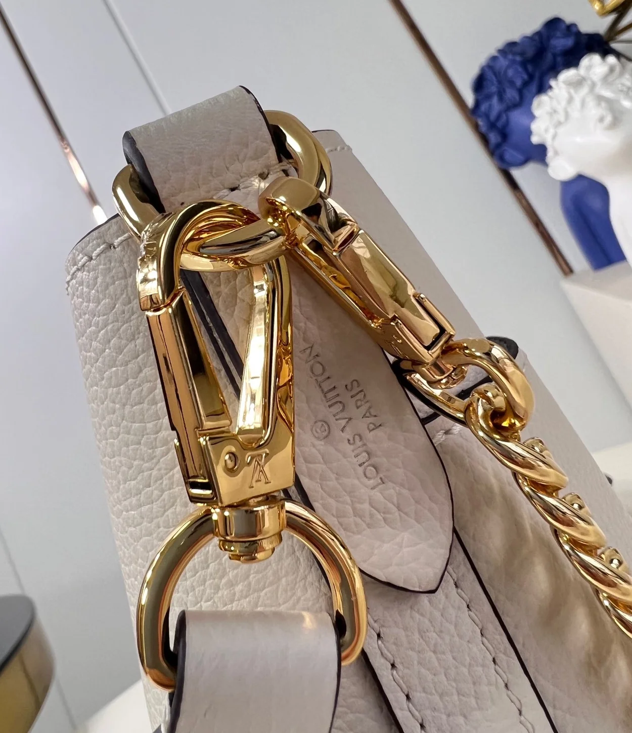 루이비통 락 앤 워크 화이트 백 M24638