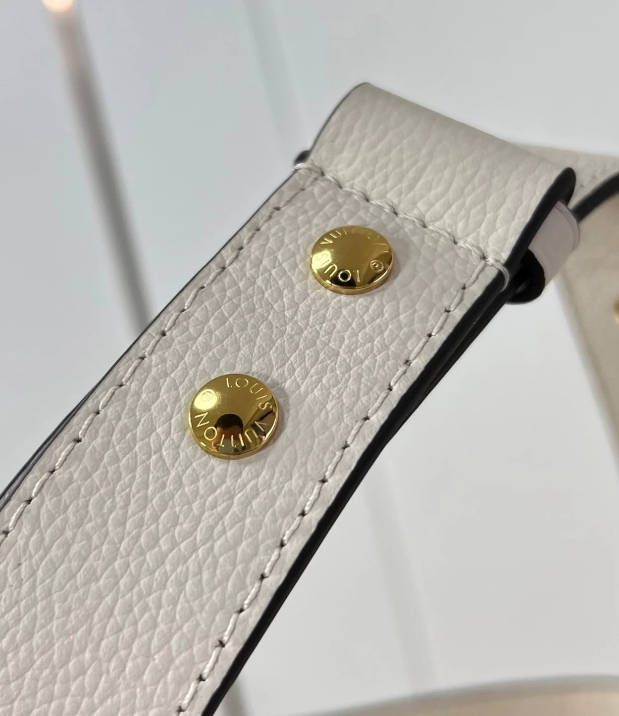 루이비통 락 앤 워크 화이트 백 M24638