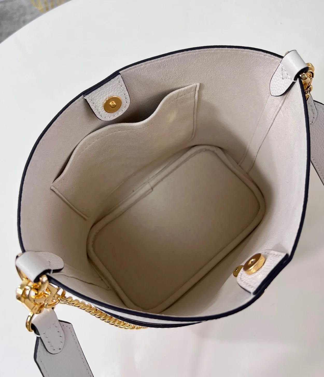 루이비통 락 앤 워크 화이트 백 M24638