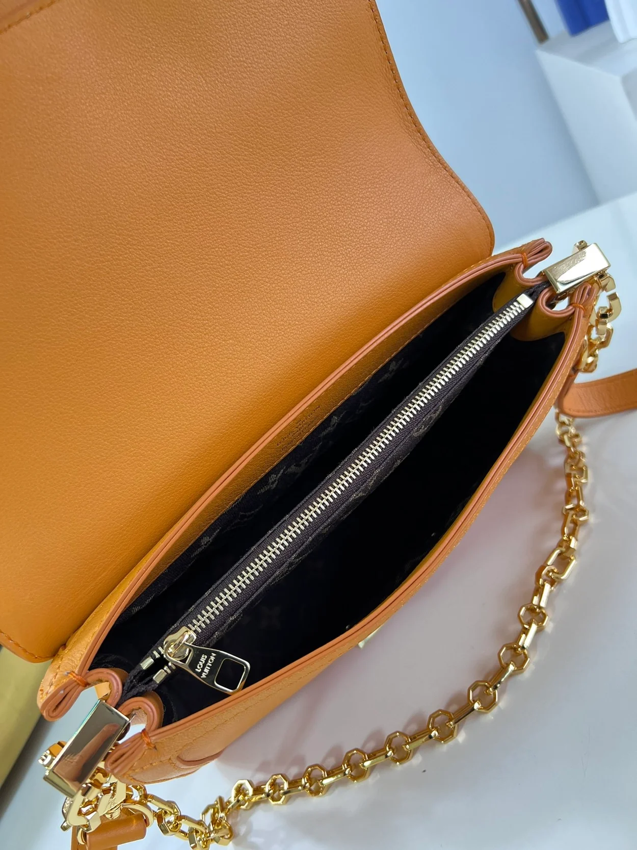 루이비통 도핀 소프트 MM 백 M25048