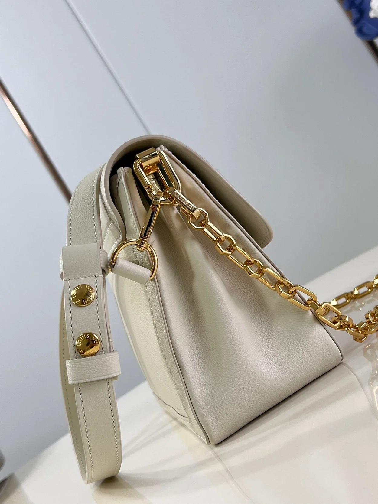 루이비통 도핀 소프트 MM 백 M25050