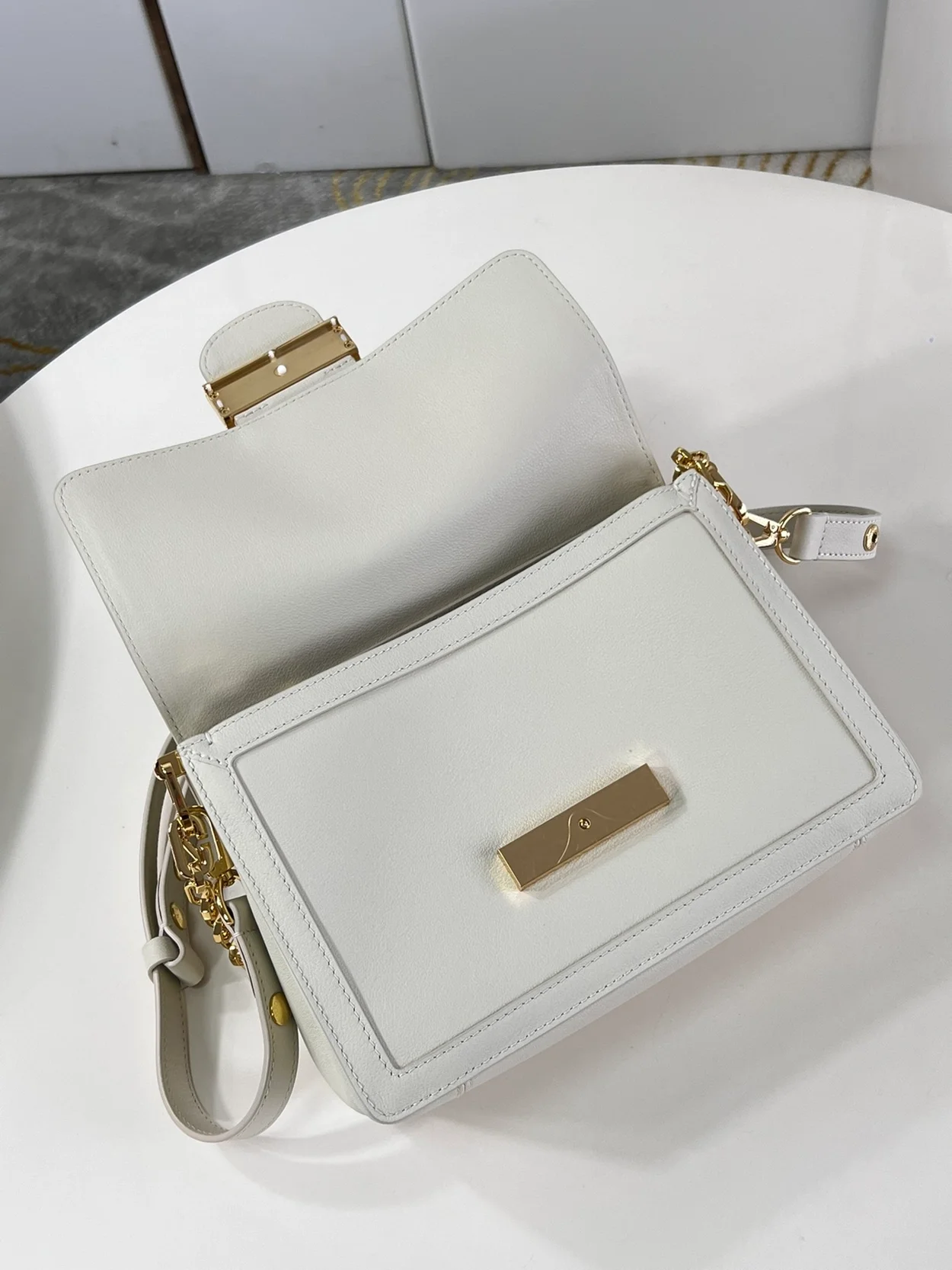 루이비통 도핀 소프트 MM 백 M25050