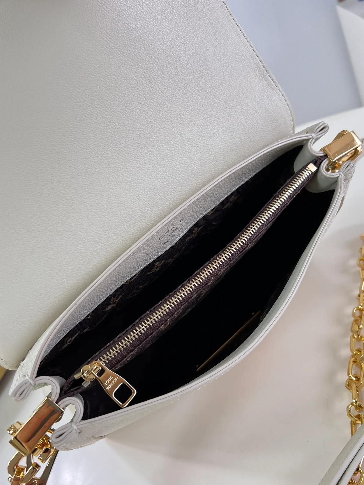 루이비통 도핀 소프트 MM 백 M25050