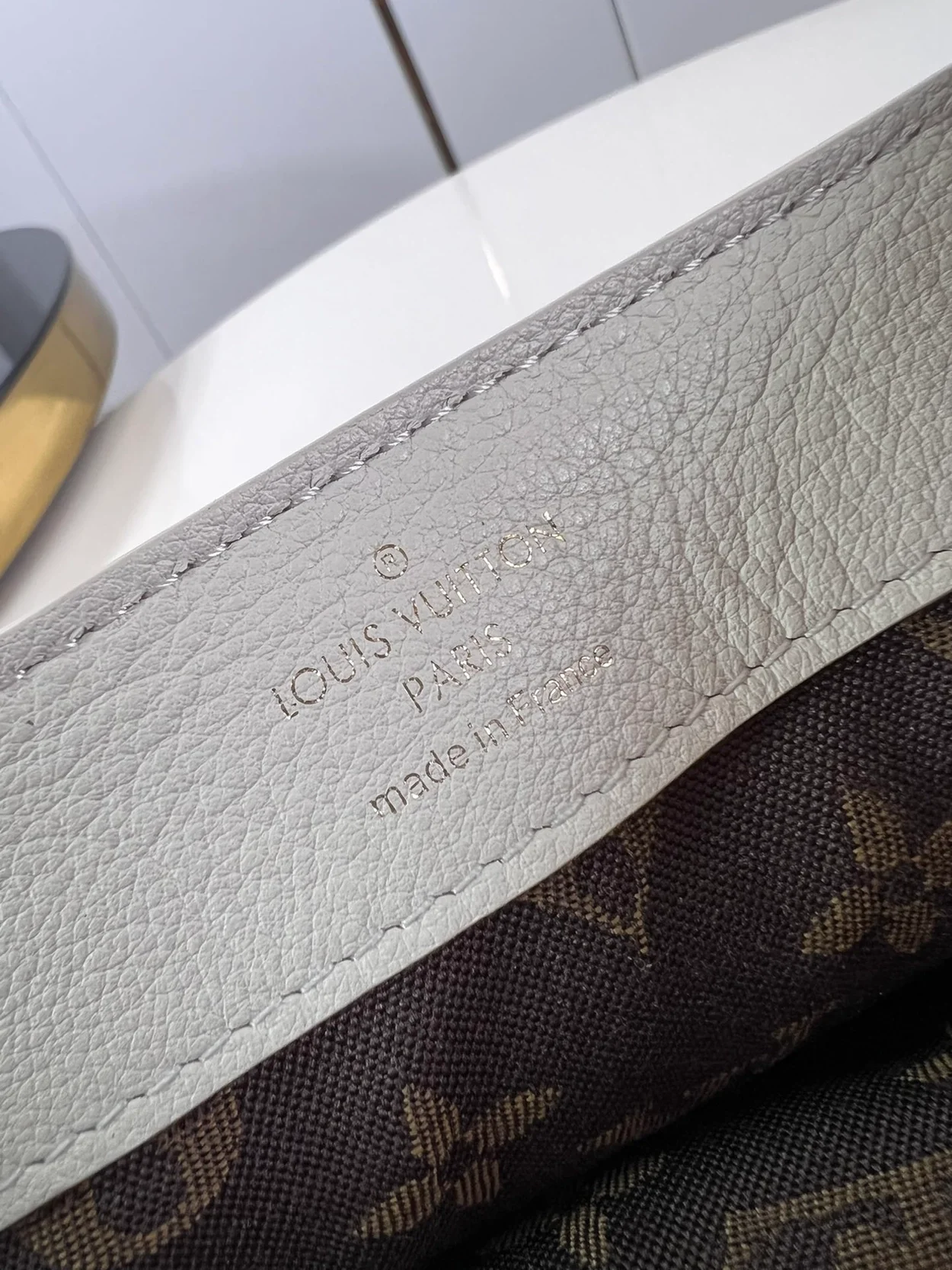 루이비통 도핀 소프트 MM 백 M25050