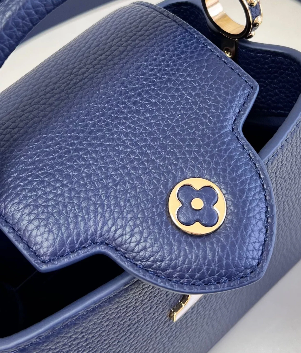 루이비통 카퓌신 미니 M21150