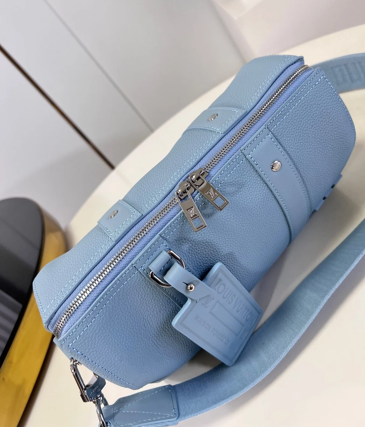 루이비통 시티 키폴 M23725