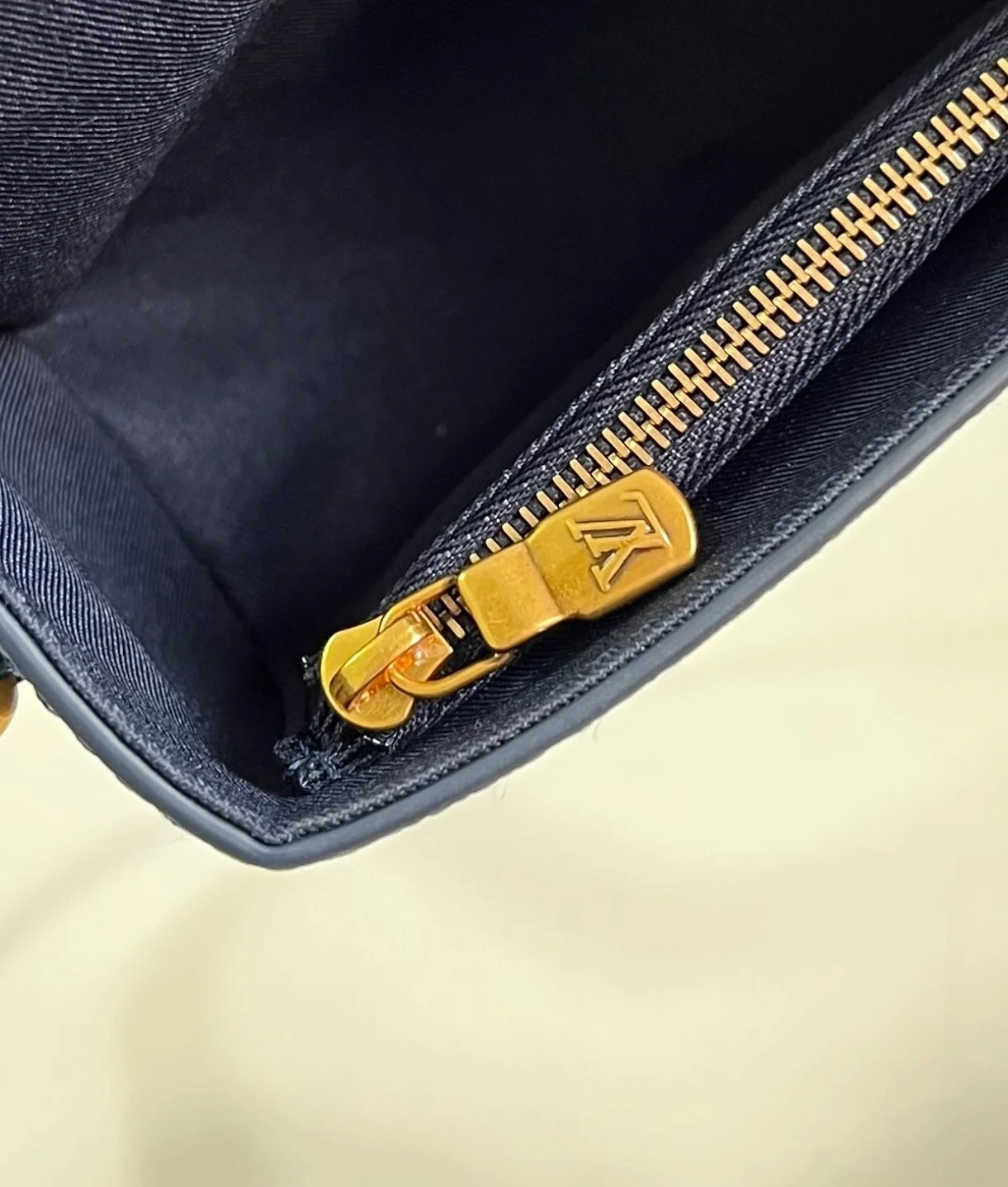 루이비통 스티머 웨어러블 월릿 M82900