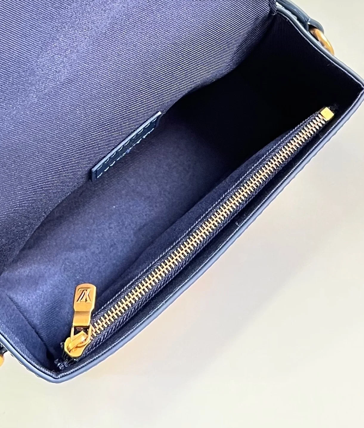 루이비통 스티머 웨어러블 월릿 M82900