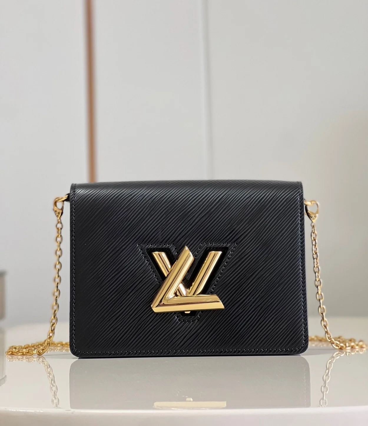 루이비통 트위스트 벨트 체인 파우치 M68750