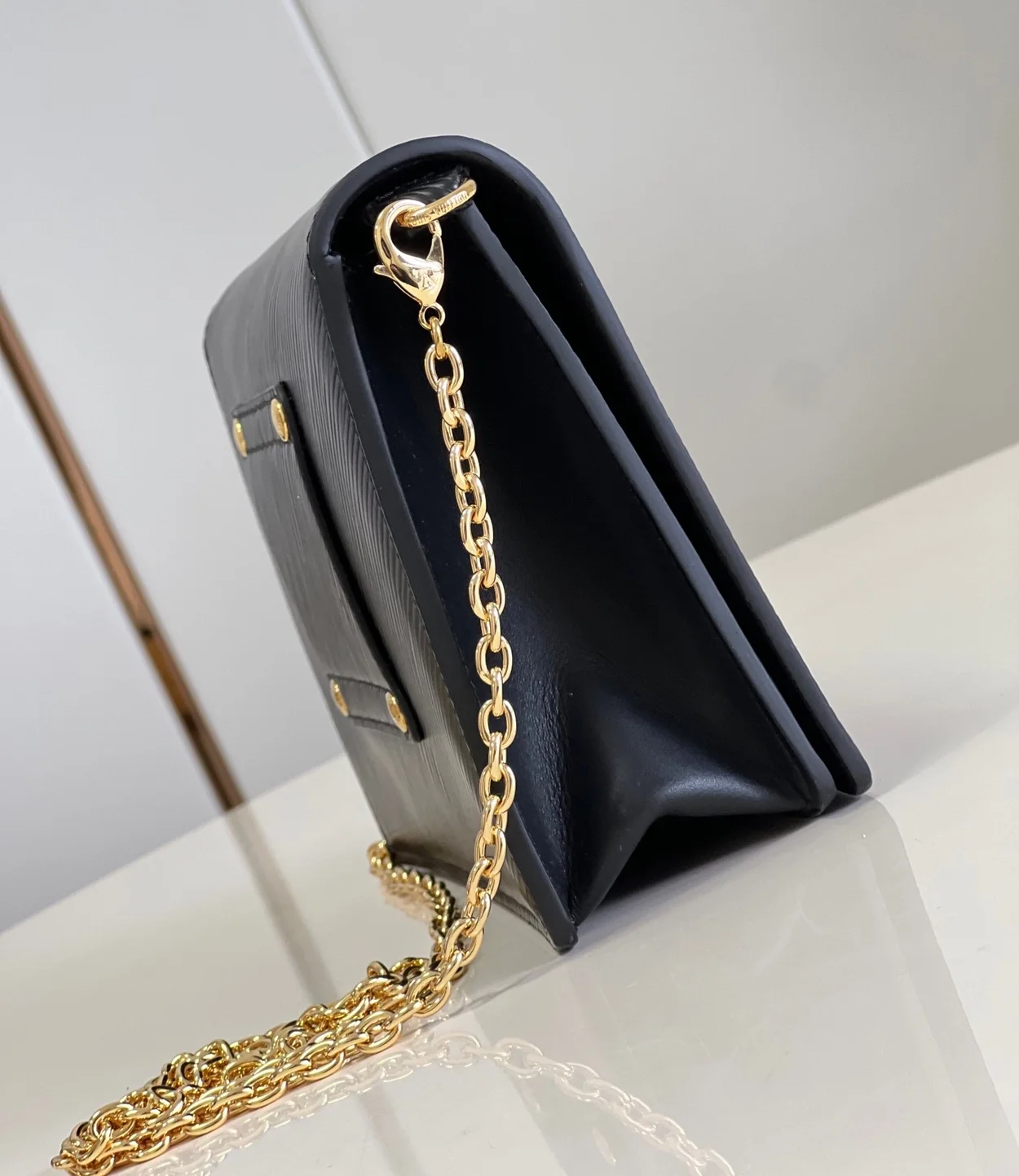 루이비통 트위스트 벨트 체인 파우치 M68750