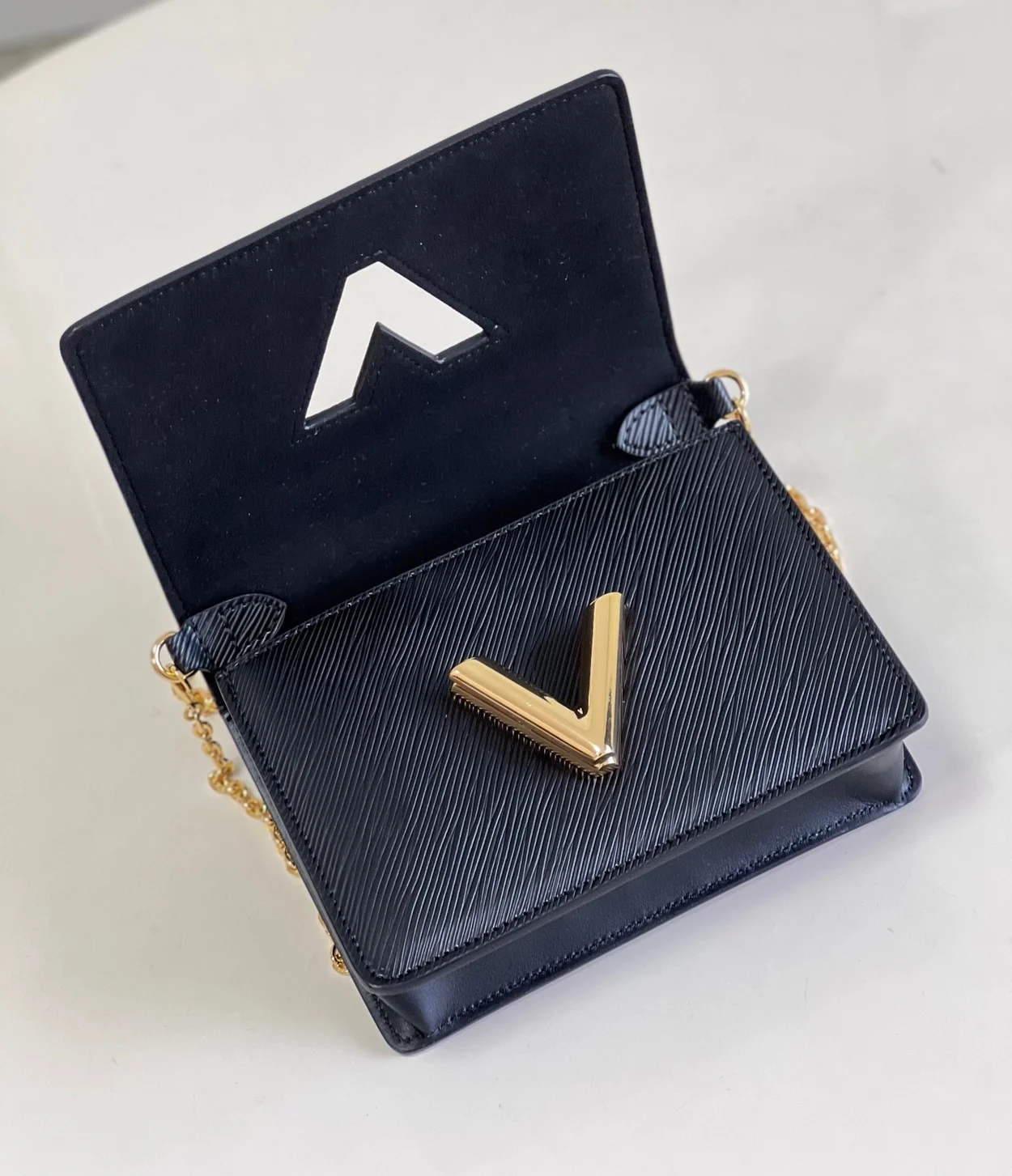 루이비통 트위스트 벨트 체인 파우치 M68750