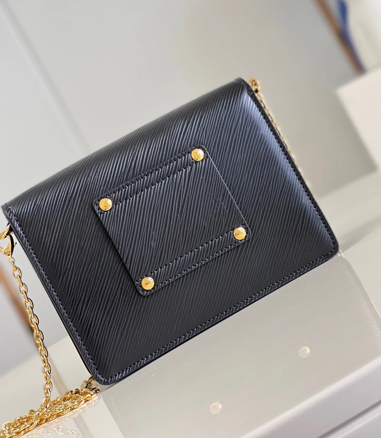 루이비통 트위스트 벨트 체인 파우치 M68750