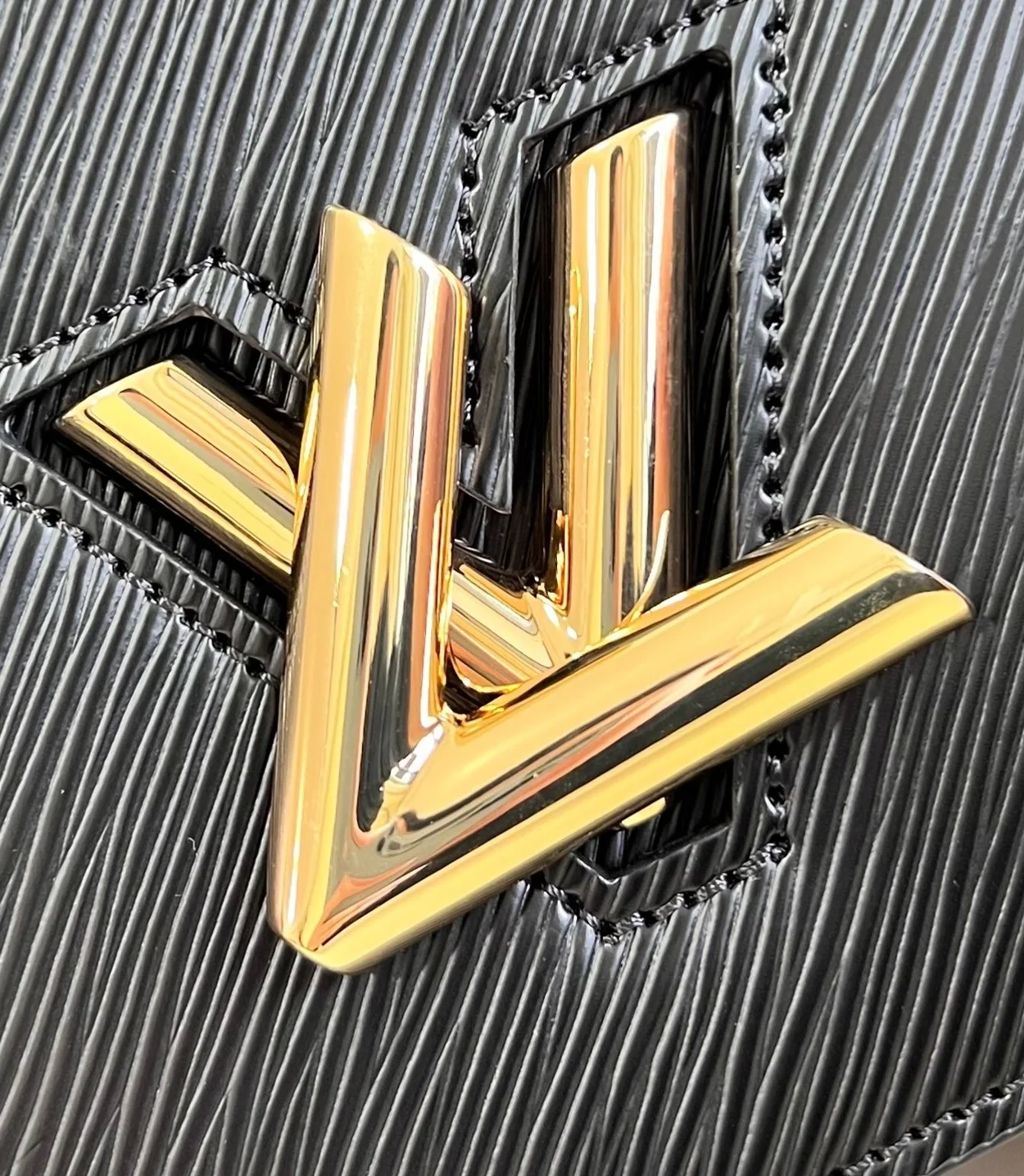 루이비통 트위스트 벨트 체인 파우치 M68750