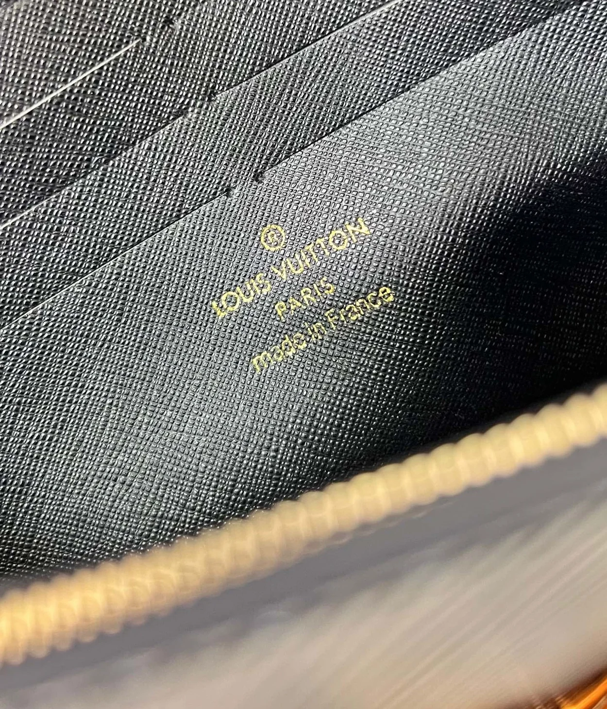 루이비통 트위스트 벨트 체인 파우치 M68750