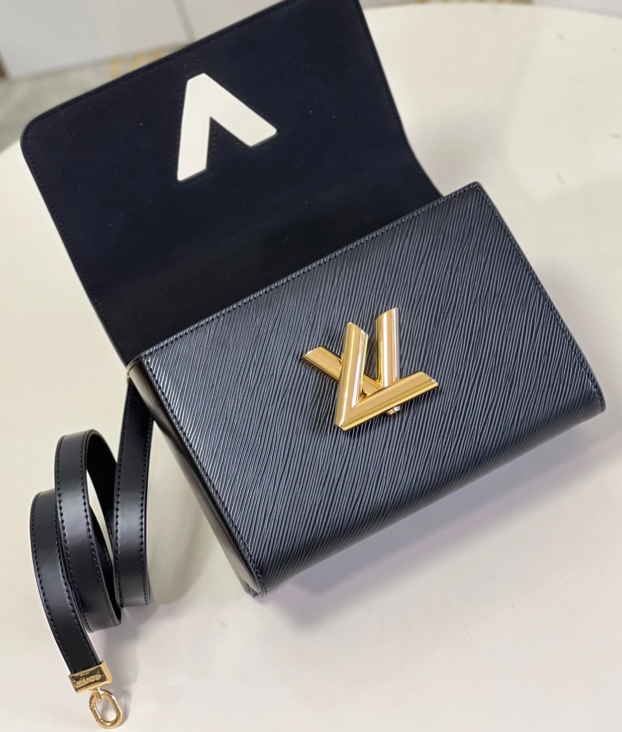 루이비통 트위스트 MM M21606