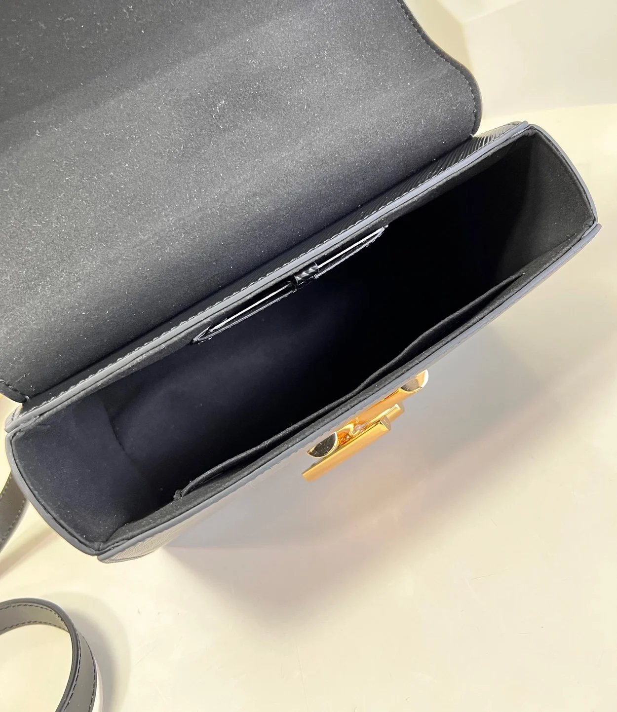 루이비통 트위스트 MM M21606