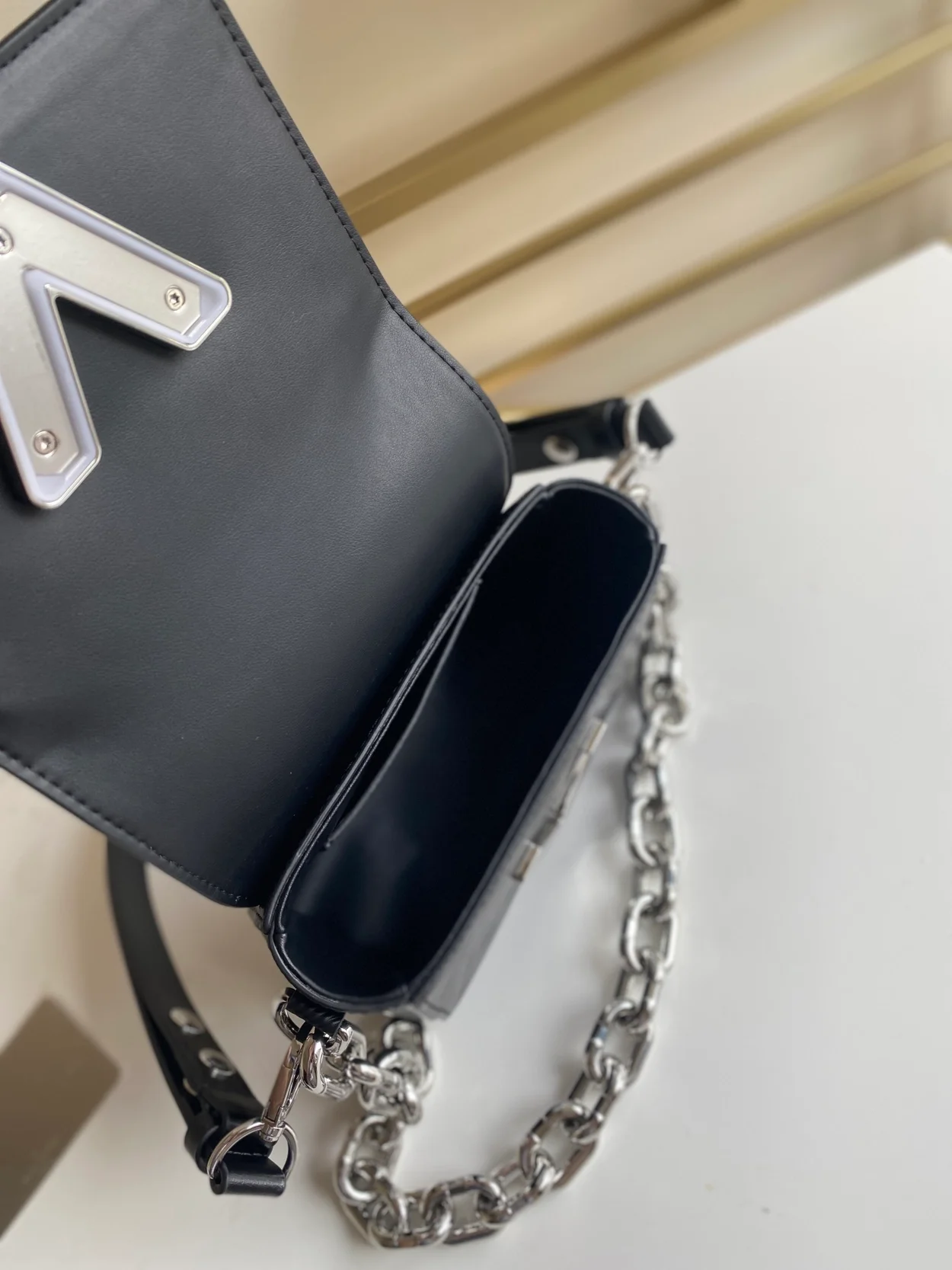 루이비통 트위스트 락 XL 백 M22296