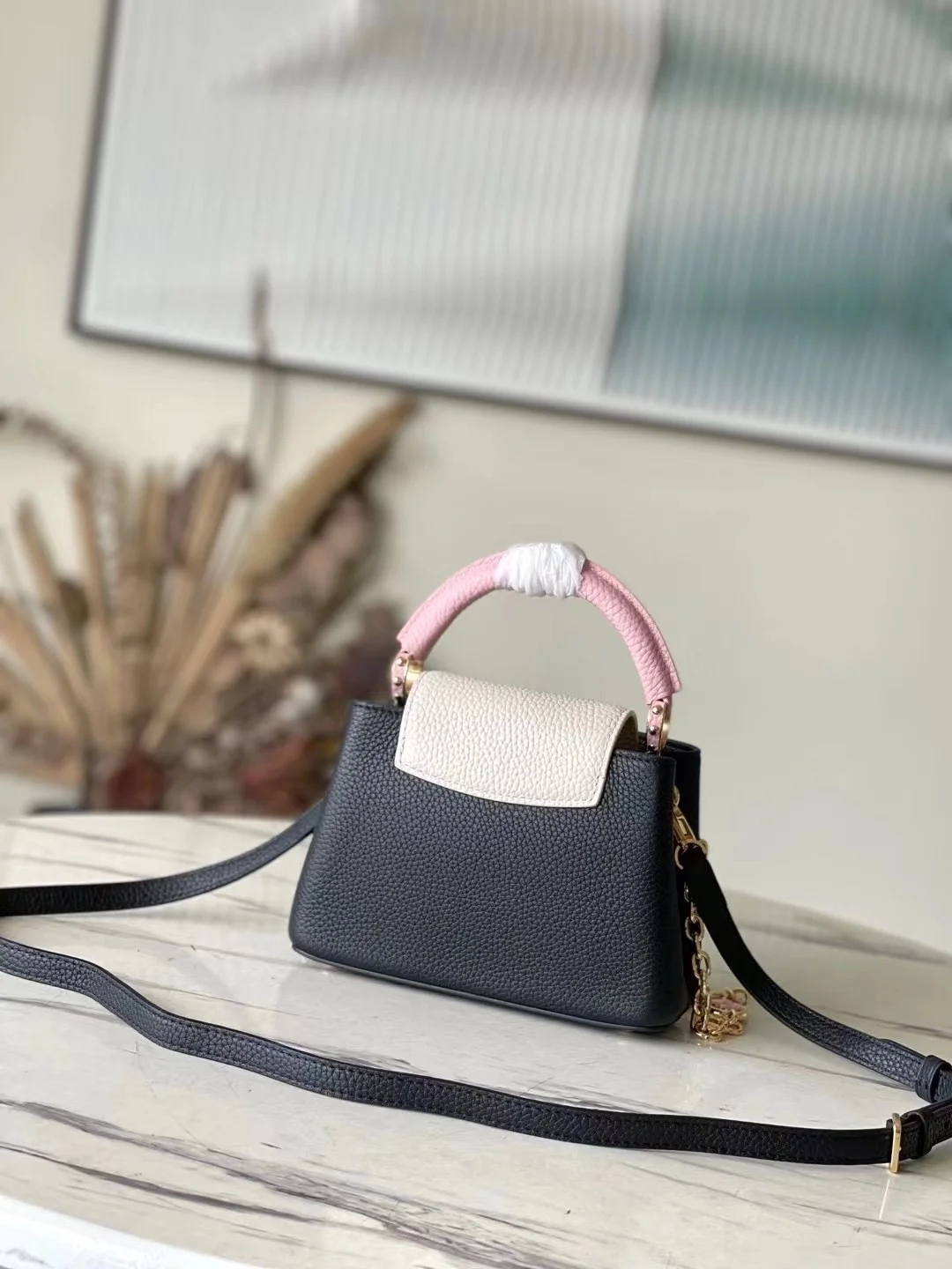 루이비통 카퓌신 미니 백 M22512