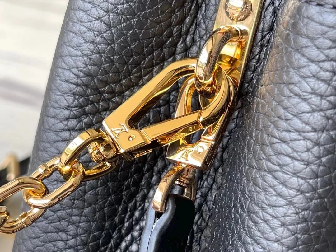 루이비통 카퓌신 미니 백 M22512