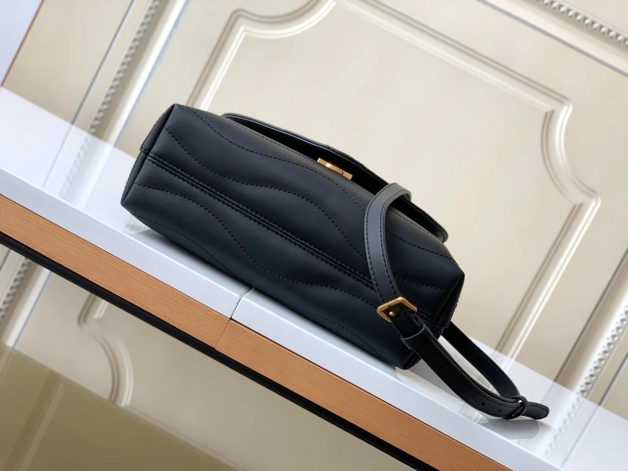 루이비통 홀드 미 블랙 M21720