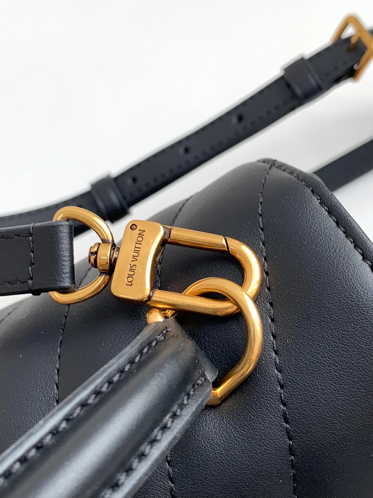 루이비통 홀드 미 블랙 M21720