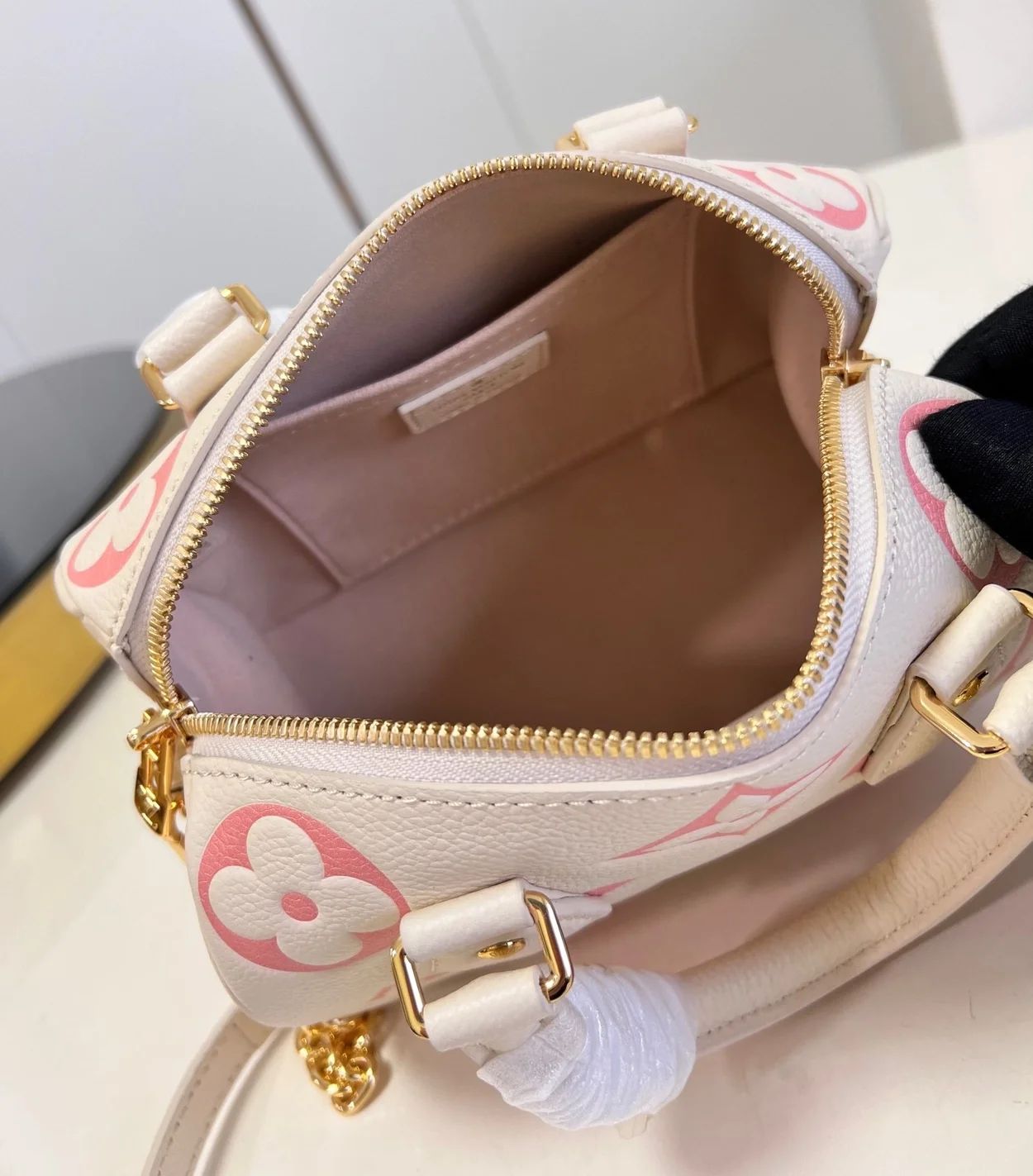 루이비통 스피디 반둘리에 20 M46397