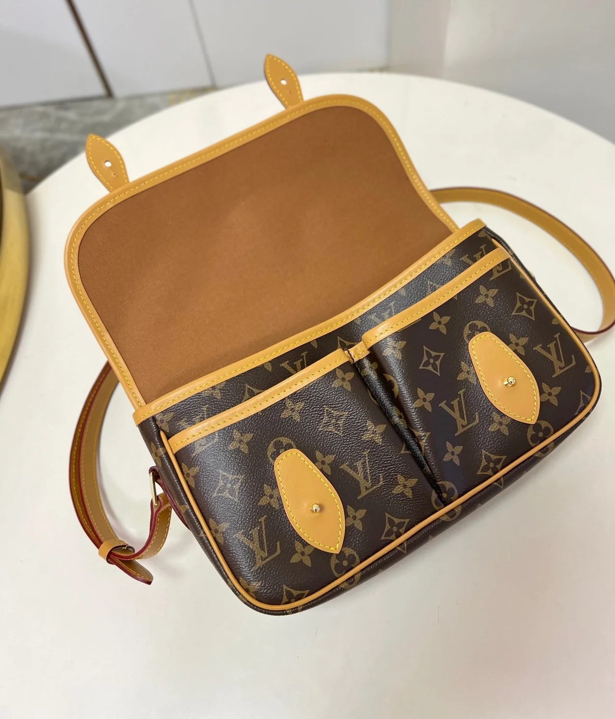 루이비통 모노그램 삭 지베시에르 MM M42247