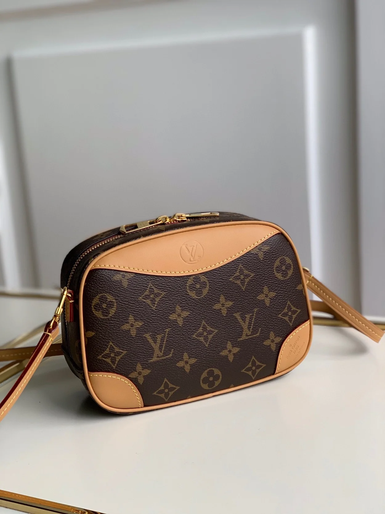 루이비통 도빌 미니 숄더백 M45528