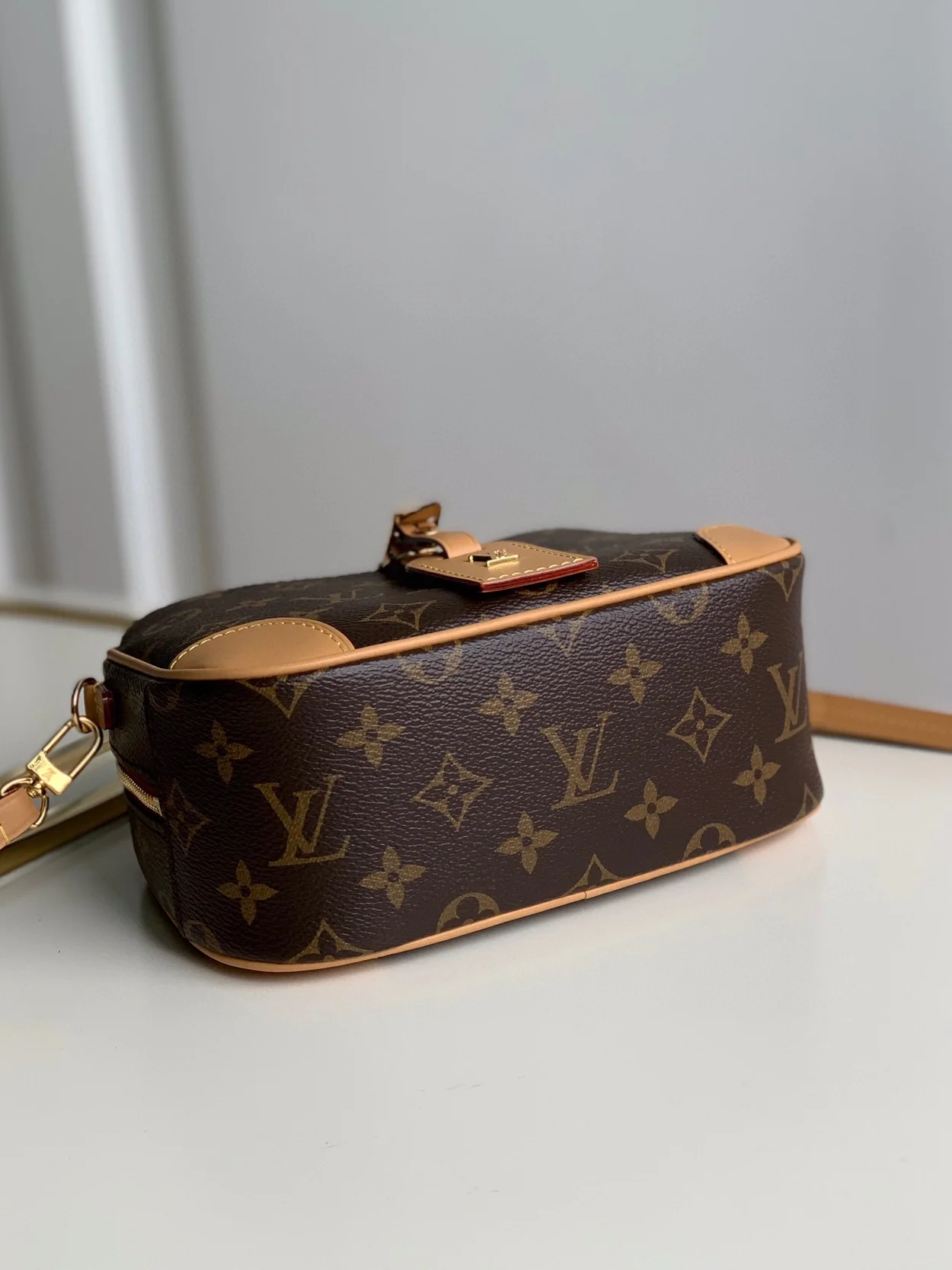 루이비통 도빌 미니 숄더백 M45528