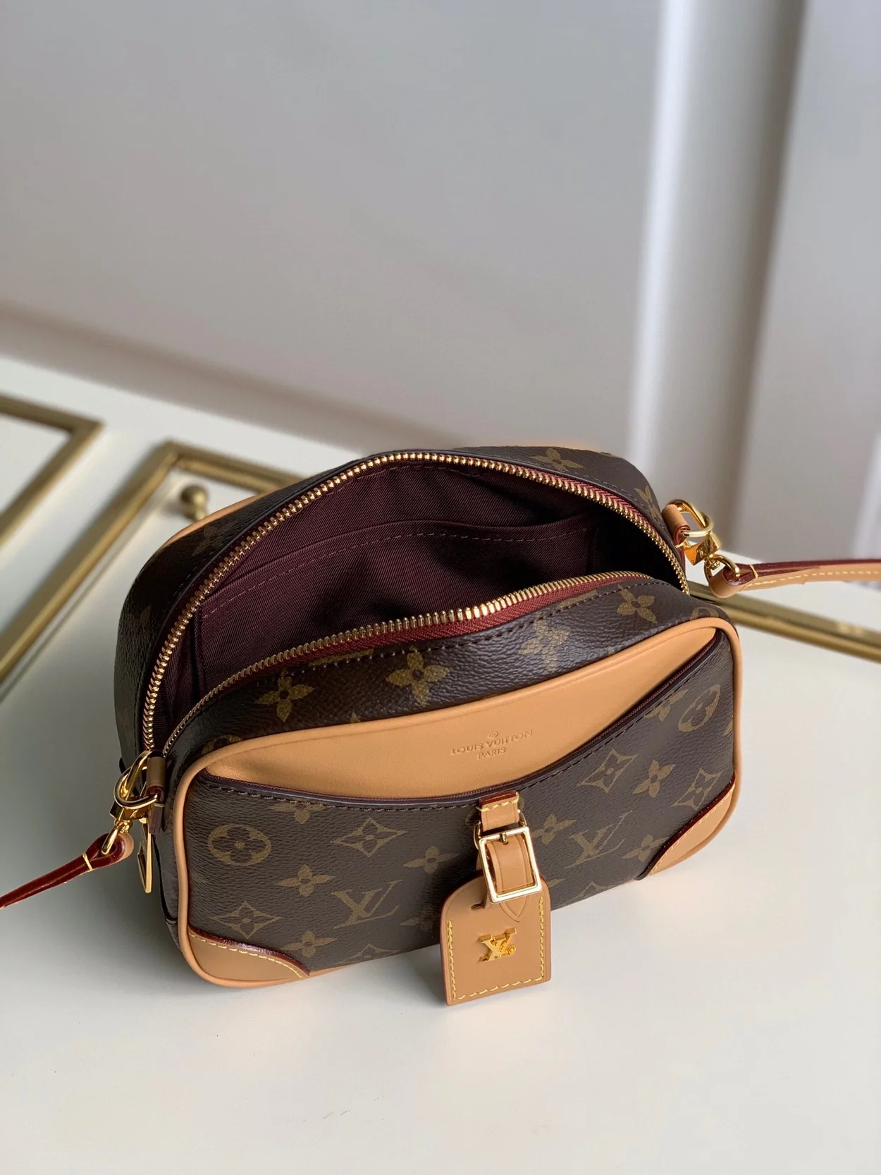 루이비통 도빌 미니 숄더백 M45528